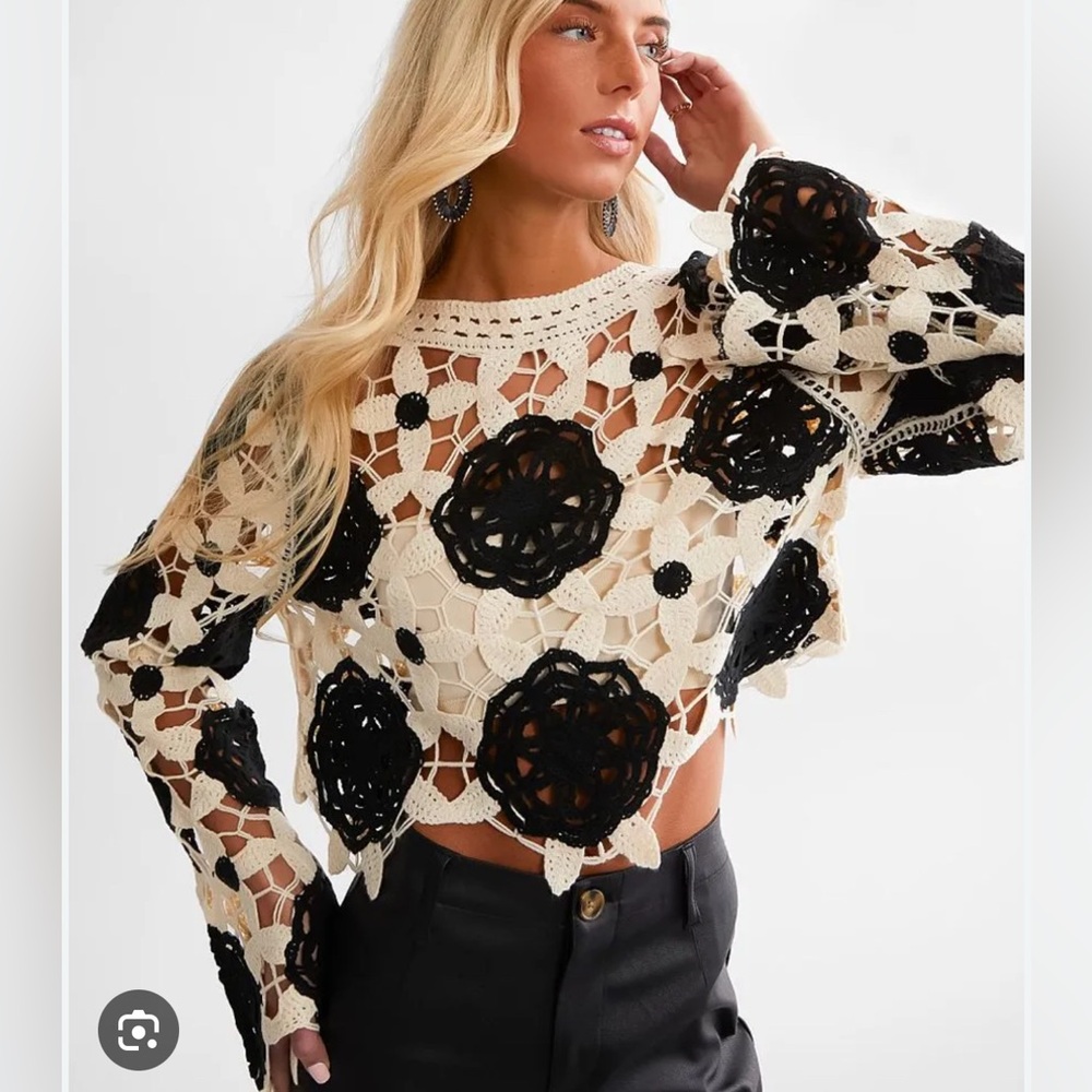 EB Luxe Black and Cream Cropped Blouse with Long Sleeves
